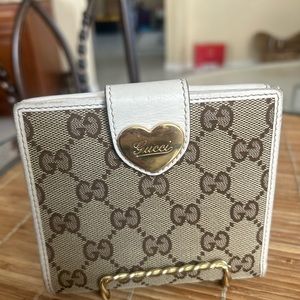 Gucci wallet with side change / 10 card slots and bill fold.